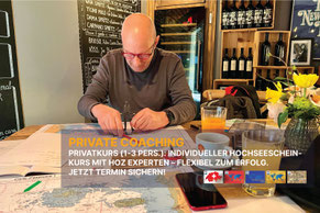 Coach vertieft an Übungskarte – HOZ Privatkurs Hochseeschein Navigation in der Schweiz, individuelles Coaching für 1–3 Personen, flexibel planbar.