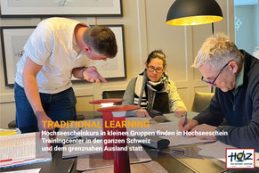 Kleingruppe arbeitet an Seekarten im Seminarraum – Traditional Learning Gruppenkurs zum Schweizer Hochseeschein, klar strukturiert und geführt.