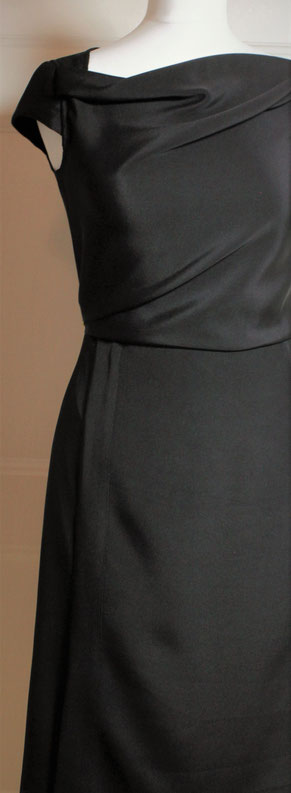 Kleines schwarzes Kleid aus Seidenmaroccain mit Wasserfallausschnitt und Drapee