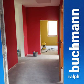 sie sehen eine wohnung mit bunten wandfarben in blau,rot, weiß , und gelbgrün