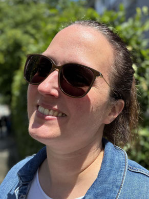 Portrait einer Frau mit Sonnenbrille