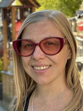 Frau mit roter Brille und rot gefärbten Migränefilter