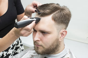 Haarschnitt Mann mit Haarschneidemaschine