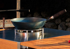 Outdoor Wokbrenner im Einsatz bei Sonnenuntergang – kochen im Garten mit Stil