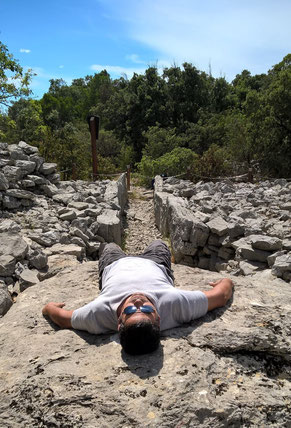 Travail sur un dolmen