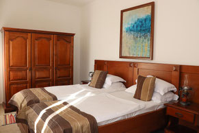 Elegant twin room at Palata Venezia Ulcinj with two separate beds and classic wooden furnishings