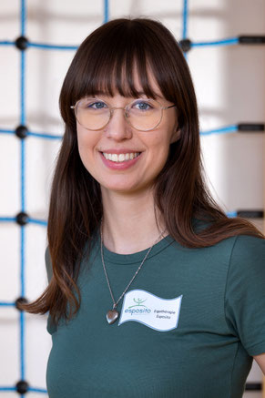 Portrait von Melina Schneider, junge Ergotherapeutin im Bereich PÃ¤diatrie und Geriatrie