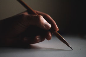 Auf dem Bild ist eine Hand zu sehen, die einen Bleistift hält. Für mehr Informationen, bitte den Bilduntertitel lesen.