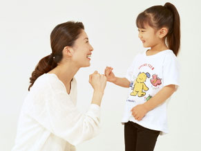 お母さんと指切りをしている幼児の画像