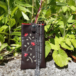 Handytasche aus braunem Leder mit Rosenintarsien