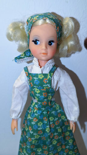 Blonde Squishhead Basic Fleur with subtle eyeshadow and pale lips.