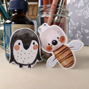 Eine süße Biene und ein Pinguin zeigen, dass es hier zu den Kindergartengeschenken und rund um die Schule geht