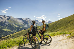 © Tourismusverband Tux - im Hintergrund Hintertuxer Gletscher