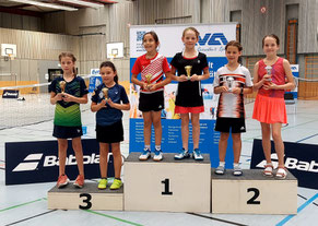 1. Platz im Doppel für Sophia (dritte von rechts)
