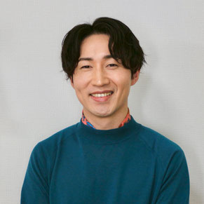 福岡天神のパーソナルカラーアナリスト、イルドクルール5cinq(サンク)アイデカラー代表井手大基がイエローベース秋のレッドのシャツを着て笑顔で写っている画像