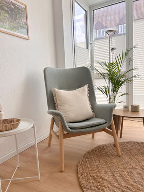 Sitzbereich im Behandlungsraum der Praxis Eilenriede für psychotherapeutische Einzelgespräche