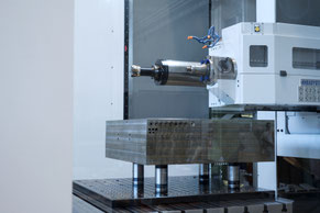 Foto eines kubischen Bauteils in einer Imsa Tieflochbohrmaschine