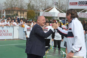 Il sindaco Ottaviani stringe la mano ad Adriano Panatta
