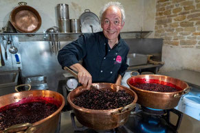Sylvain à la cuisson des cassis dans les bassines en cuivre