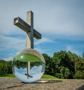 Elfriede Friedl - Lensball Fotografie lässt große Objekte gespiegelt ins Bild stellen.