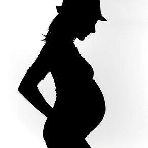 Portrait Maternité - photo de silhouette grossesse en studio