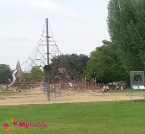 Spielplatz im Rhein Park Köln