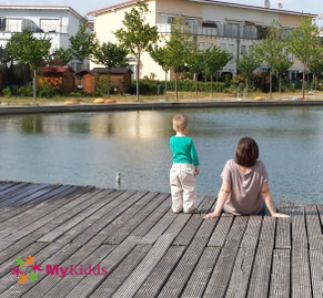 Mutter und Kind am Teich