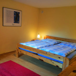 Helles Schlafzimmer mit 1,80m Doppelbett