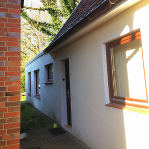 Eingang zur Ferienwohnung in Hamburg-Niendorf mit Weg zum Garten