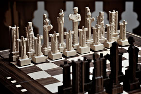 Schachbrett mit Schachfiguren handgeschnitzt