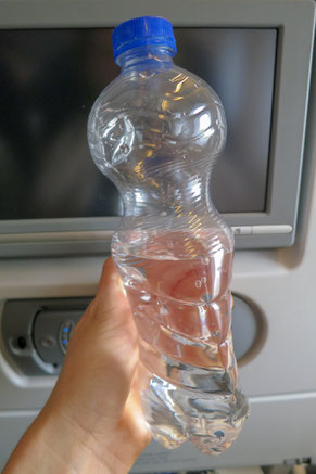Bei Langstreckenflügen dehnen sich unsere Venen aus, was eine reduzierte Blutzirkulation zur Folge hat. Bei der Landung ziehen sich die Venen wieder zusammen. Ähnlich wie bei der Plastikflasche auf dem Bild.