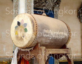 En 2006, le tambour du monastère bouddhiste de Vat Bo à Siem Reap était décoré d'une fleur de lotus, semblable à celle du bas-relief de la galerie nord d'Angkor Vat.