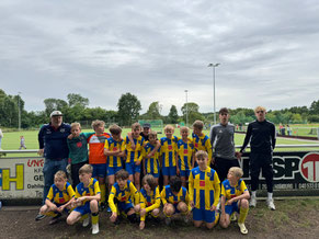 Junge schießt Ball zum Trainer