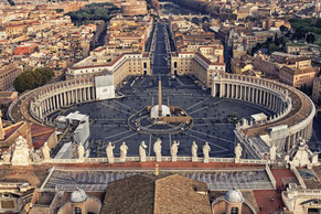 Blick über eine monumentale Piazza mit Kolonnaden und zentralem Obelisken – Sinnbild für Ordnung, Glauben und Verbindung zwischen Himmel und Erde. Das Bild repräsentiert die theologische Dimension des EXCELLENT™ Programms.