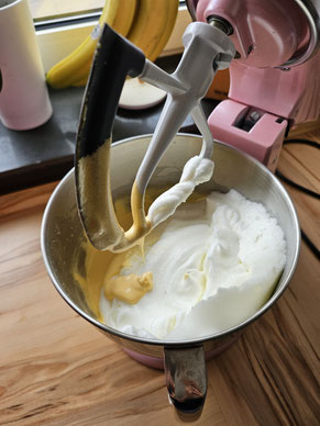 Eischnee in den Rübli-Schnitten-Teig einarbeiten