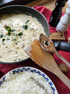 Zartes Fleisch mit Champignons in Rahmsauce - Geschnetzeltes Züricher Art