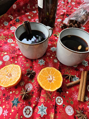 Klassischer Glühwein selbstgemacht mit Gewürzen