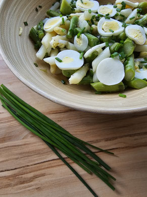 Spargelsalat mit ei und dressing detail
