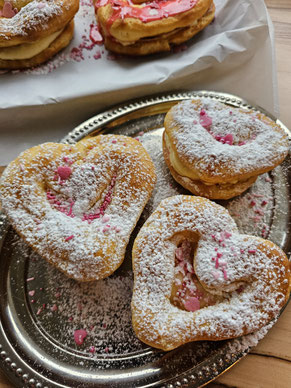 Romantiisches Dessert Windbeutel-Herzen