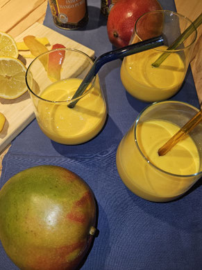 Mango Lassi im Glas mit frischer Mango dekoriert
