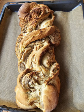 Nusszopf frisch gebacken auf dem Blech