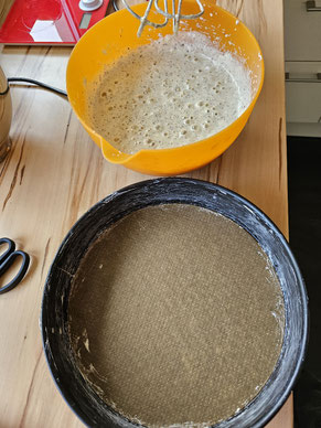 Teig in die Springform füllen für Omas Nusstorte