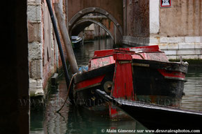 Venise,Italie,canaux,bateau,barques,vedettes,arcades,canal,murs en briques,eau,ponts,façades anciennes,canal secondaire