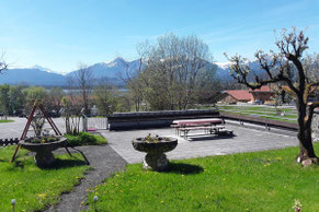 Terrasse mit Liegewiese
