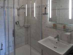 Badezimmer mit Dusche