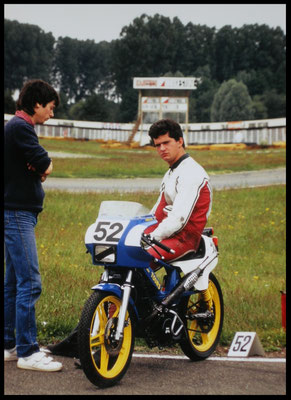 Equipage Ronflard n°52, Bernard Meignant à côté du pilote JY Frelon bien songeur sur la grille de départ