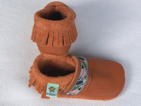  Krabbelschuhe Mokassin in Farbe ocker, & Borte mit Federn