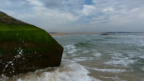 Bunker (frz. "blockhaus") Cap Ferret mit der Dune du Pilat im Hintergrund