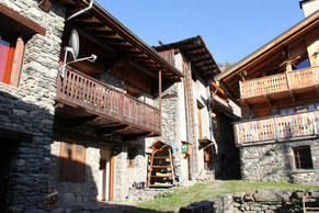 Chalet en location Arcs 1600 – séjour spacieux avec coin repas et ambiance boisée