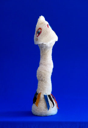 Anti-vol, statuette en feutre de laine, 2025. Dim. h 53 cm x 23 cm x 14 cm